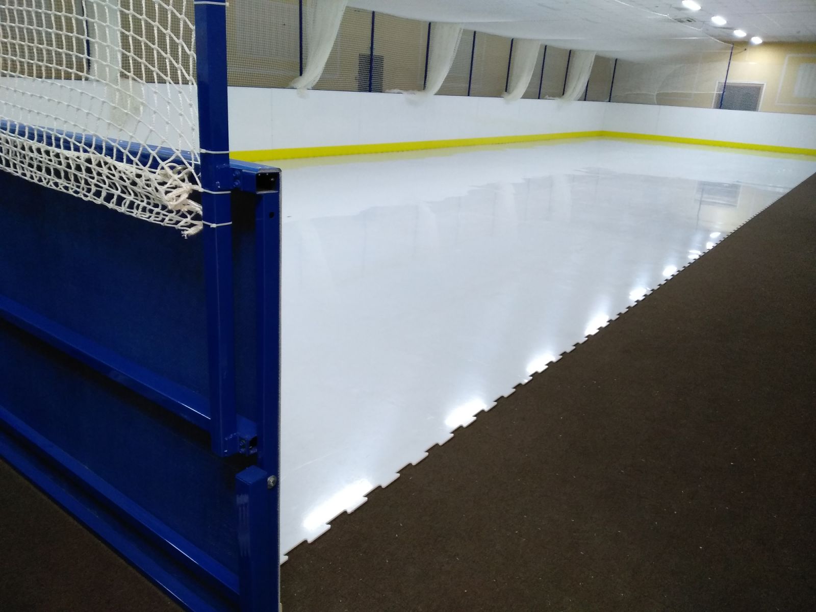 Лед для хоккея купить. Бросковая зона хоккей. Синтетический лед Ре-500. Искусственный лед. Синтетический искусственный лед.